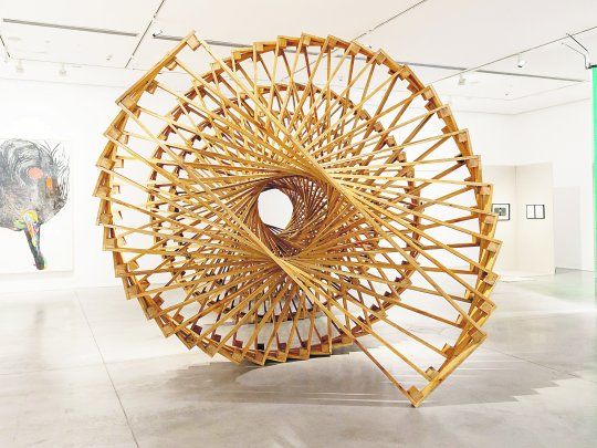 Luis Terán. La escultura, realizada en 2015, mide 13 m. de largo por algo más de 3 m. de diámetro. La pieza parece ir rotando y provoca la sensación de movimiento.&nbsp;