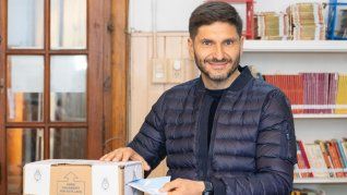 El gobernado de Santa Fe, Maximiliano Pullaro votó temprano. El gobernado de Santa Fe, Maximiliano Pullaro votó temprano.