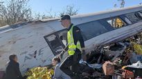Un gran operativo de emergencia trabaja en el lugar del siniestro tras el descarrilamiento de las formaciones de alta velocidad.