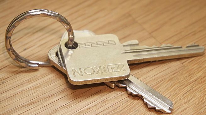 Especialistas explican qué puede reflejar el hábito de dejar la llave puesta cuándo estamos en casa.