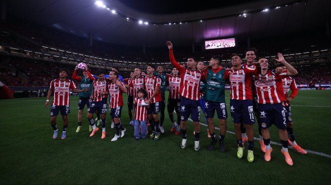 Chivas goleó 4-1 a Atlas en el Clásico Tapatío, con tres goles de Armando Hormiga González y se ubica en zona de Play-In.