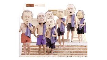 Manifestantes antiglobalización ironizaban ayer en el balneario mexicano de Cancún contra los jefes del Estado de los principales siete países industriales.