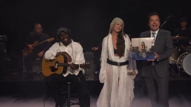 Nathy Peluso junto a Jimmy Fallon y Blood Orange.