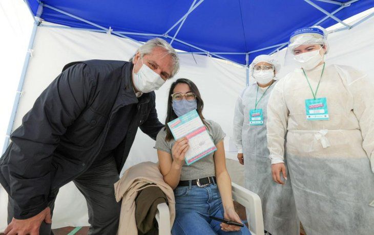El presidente Alberto Fernández visitó un vacunatorio en Mercedes y agradeció al personal de salud.&nbsp;