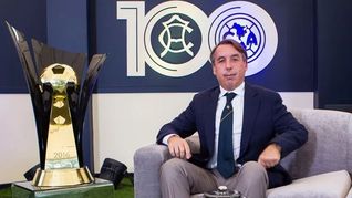 Emilio Azcárraga Jean, junto al título del Club América en 2016.