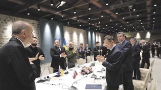 ANFITRIÓN. El presidente de Turquía, Recep Tayyip Erdogan, saludó a los negociadores rusos y ucranianos al comienzo de una ronda de negociaciones en Estambul.