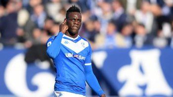 Mario Balotelli fue v&iacute;ctima de cantos racistas desde la tribuna de Lazio.