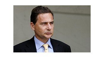 El ministro de inmigración, Eric Besson, intentará cambiar la legislación para facilitar deportación