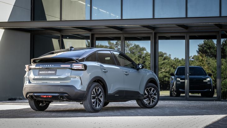 El Citroën C4 Hybrid está impulsado por un motor naftero 1.2 turbo de tres cilindros que entrega 136 CV, asociado a un motor eléctrico de 21 kW (28 CV). En conjunto, ambos sistemas alcanzan una potencia combinada de 145 CV.