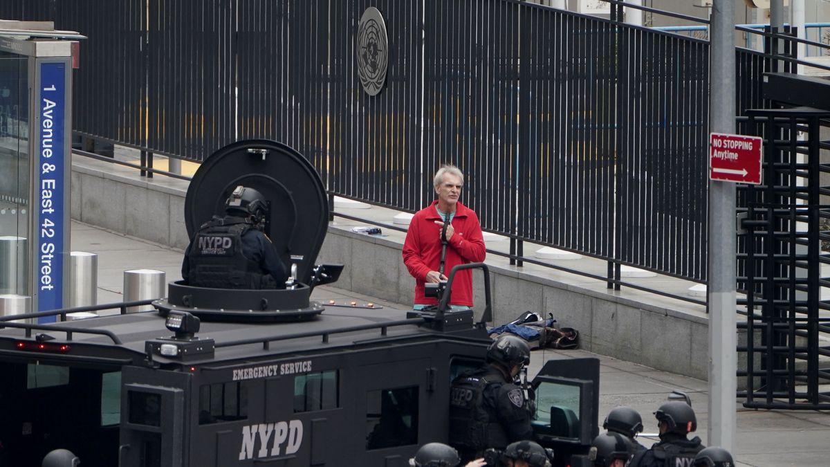They cordon off the UN headquarters in New York by armed man abroad