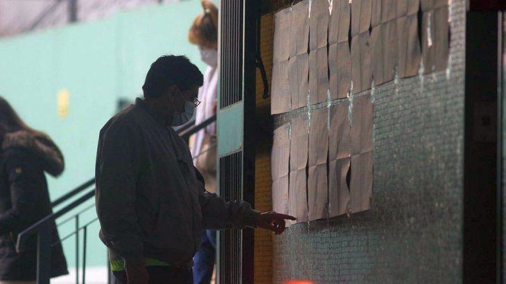 Miles de argentinos se acercan a los lugares de votación para cumplir con su voto.