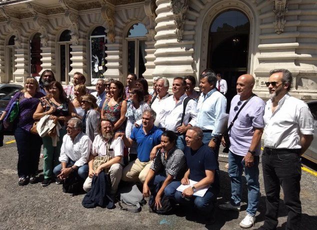 Representantes de los gremios docentes en la puerta del Palacio Pizzurno. 
