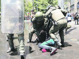 Violencia sin fin. Las protestas, pacíficas y también agresivas, no cesan en Chile, así como las escenas de dura represión policial.
