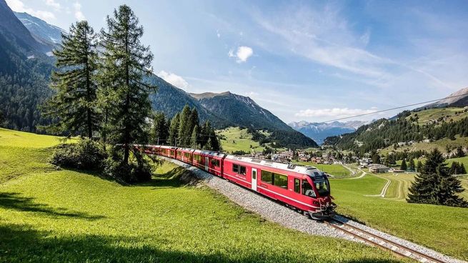 Una mujer de 70 años sobrevivió después de que un tren le pasara por encima.