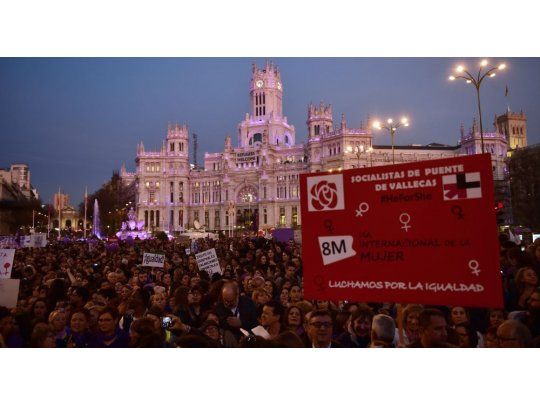 Marcha. En plena plaza de Cibeles, en Madrid y con el Palacio de Comunicaciones de fondo, marcharon y protestaron las mujeres españolas.