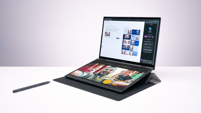 La ASUS Zenbook DUO es una laptop con 2 pantallas táctiles OLED de 14 pulgadas cada una, equipada con un teclado desmontable magnético Bluetooth de tamaño completo y un soporte integrado.