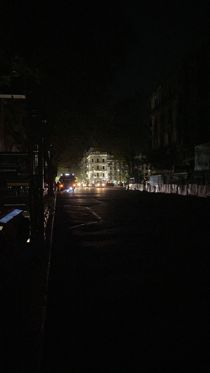 El corte de luz afectó la Avenida Corrientes, desde 9 de Julio hasta la altura de Uruguay. (X: @Orlando2443)