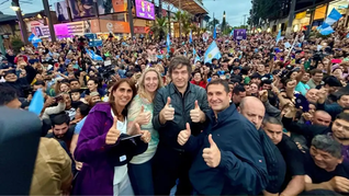 Javier Milei y Karina, junto a los diputados tucumanos electos, Soledad Molinuevo y Federico Pelli, en el acto previo a las elecciones de octubre que se hizo en Yerba Buena. Javier Milei y Karina, junto a los diputados tucumanos electos, Soledad Molinuevo y Federico Pelli, en el acto previo a las elecciones de octubre que se hizo en Yerba Buena.