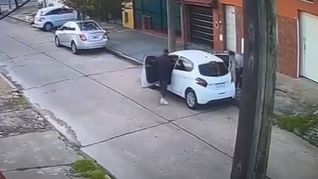 Una mujer y su hijo fueron asaltados por delincuentes que le robaron el auto en Villa Madero