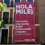 El PSOE desplegó una bandera en su sede de Madrid y Pedro Sánchez difundió un video para reivindicar su identidad política frente a los ataques del Presidente argentino. La acción se inscribe en la campaña para las elecciones generales del 29 de noviembre y busca contrastar el modelo de ajuste de Milei con las políticas sociales del Gobierno español.