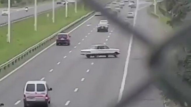 Maniobra irresponsable y vuelco en el Acceso Oeste: les suspendieron las licencias