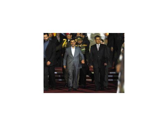 Ahmadineyad fue recibido en el Aeropuerto Simón Bolívar de Maiquetía por el vicepresidente venezolano, Elías Jaua.
