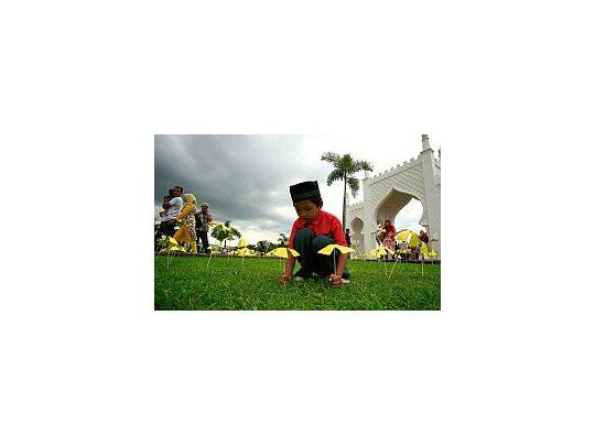 Flores y homenajes para las víctimas del tsunami