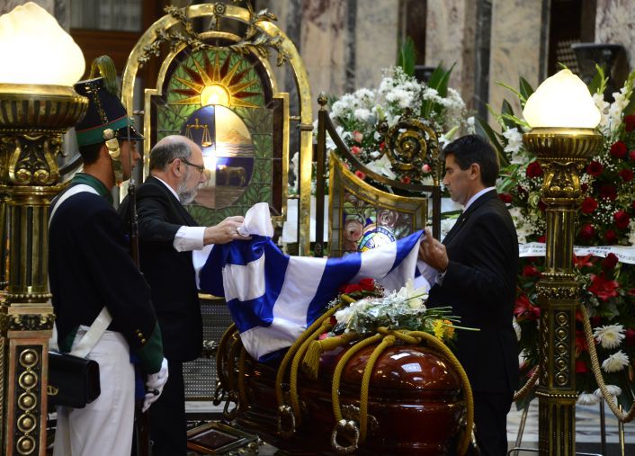 Una multitud despidió a Galeano en Montevideo (foto 1)