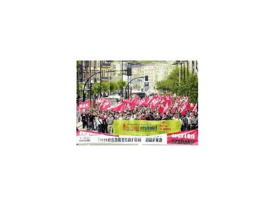 Miles de manifestantes marcharon ayer por las calles de San Sebastián, respondiendo a una huelga convocada por centrales sindicales nacionalistas vascas. La protesta fue la antesala del primer paro general contra el gobierno de José María Aznar, que se realizará hoy.