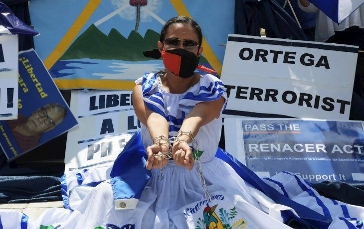 Una activista opositora al régimen de Daniel Ortega protesta frente a la sede de la OEA en Washington.