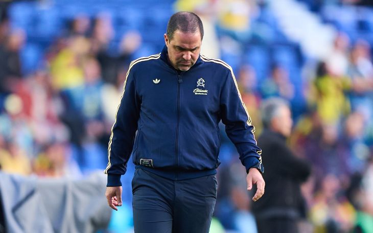 El técnico del América André Jardine tiene un semestre difícil: debe ganar un titulo o su continuidad en el equipo de Coapa llega su fin. El técnico del América André Jardine tiene un semestre difícil: debe ganar un titulo o su continuidad en el equipo de Coapa llega su fin.