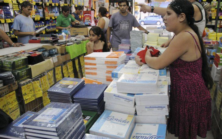El plan contempla&nbsp;tres listados distintos de útiles y productos de indumentaria, calzados y mochilas, que se podrán adquirir hasta el 31 de marzo o hasta agotar stock en hipermercados, tiendas Todo Moda, librerías y papeleras.
