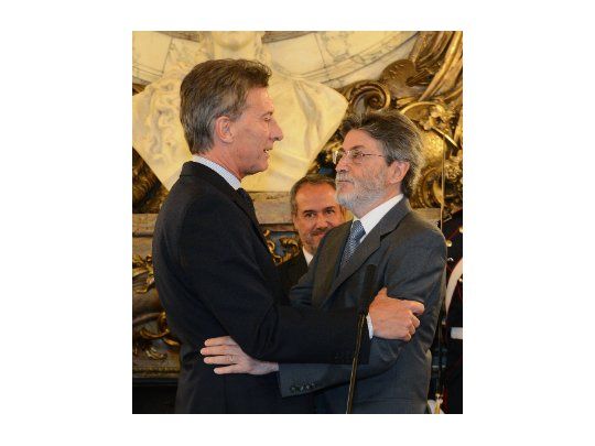 Mauricio Macri saluda a Alberto Abad con Roberto Moro detrás.