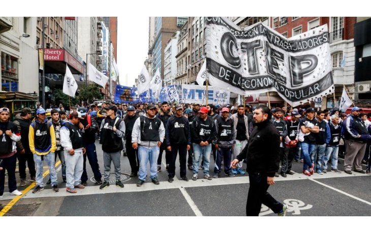 Manifestantes se movilizaron del Obelisco hacia la cartera de Trabajo.