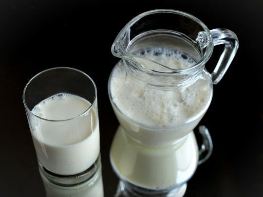 Las diferencias nutricionales entre la leche de vaca, soja o almendras son grandes, destacaron especialistas.