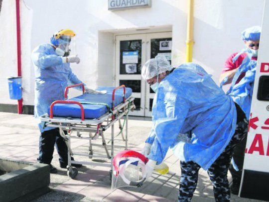Colapso. En Neuquén hay unas cincuenta personas en guardias a la espera de una cama. El lunes falleció una mujer de 61 años que no logró acceder a terapia intensiva.