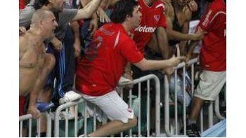 Loquillo (el que está sentado sobre la valla) no fue detenido tras los incidentes en el centro de Avellaneda.