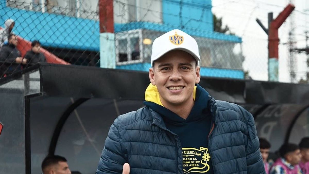 He worked in Volkswagen, became a technician and today dreams of ascending to a historic football team to First