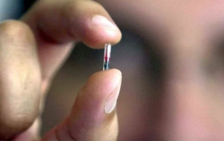 Apenas del tamaño de un grano de arroz, el&nbsp;chip&nbsp;de testosterona se coloca con anestesia local debajo de la piel (en el tejido celular subcutáneo o “grasita), por lo que es imperceptible.&nbsp;