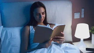 Leer un libro permite relajarse y preparar la mente para un descanso profundo. Leer un libro permite relajarse y preparar la mente para un descanso profundo.
