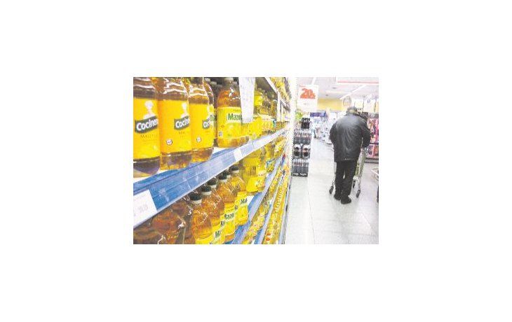 ámbito.com | Góndolas. Por ahora los súper e hipermercados abastecen la demanda, pero ofrecen dos botellas por persona.