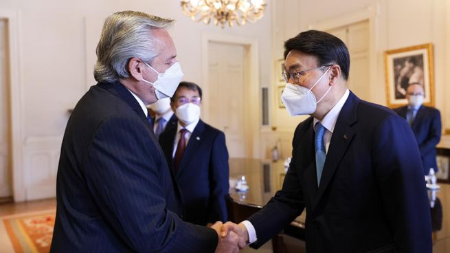 El presidente Alberto Fernández recibió este mediodía a directivos de la empresa surcoreana Pohang Iron and Steel Company (Posco).