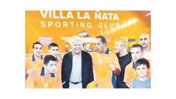 ámbito.com | Felipe González probó algo del sciolismo en la noche del lunes cuando le dejaron ver el  Futsal de La Ñata. Estuvo allí hasta la madrugada de ayer.