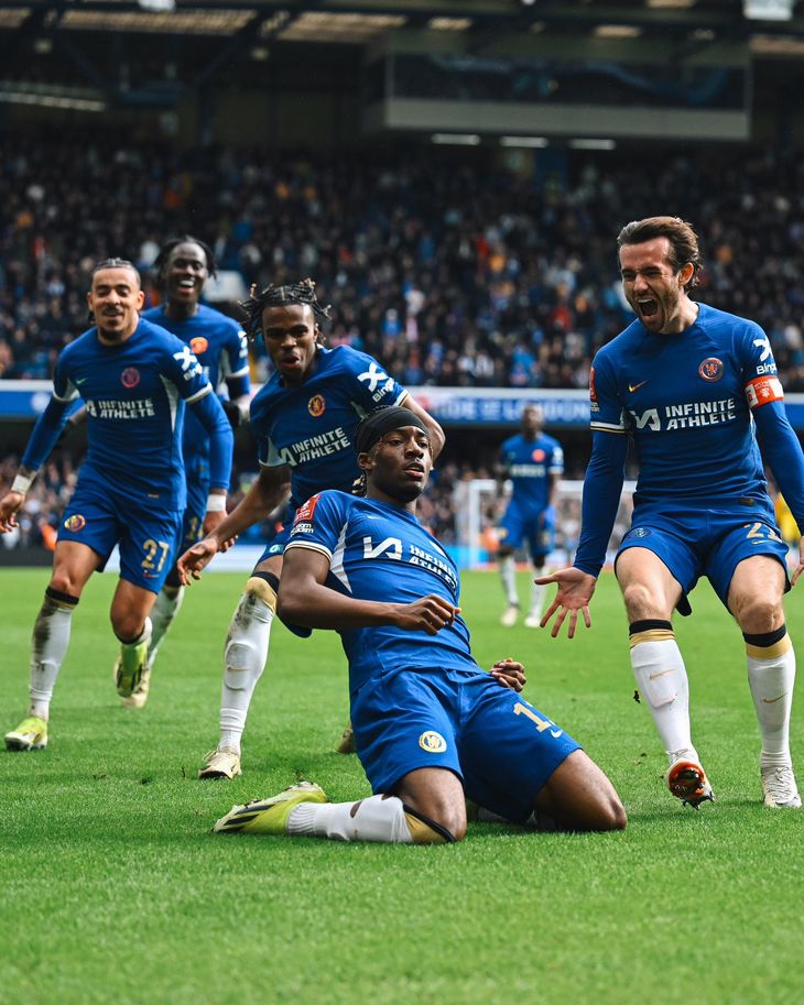 Todos abrazan al británico Noni Madueke, autor del gol que selló la clasificación del Chelsea a las semifinales de la FA Cup. Todos abrazan al británico Noni Madueke, autor del gol que selló la clasificación del Chelsea a las semifinales de la FA Cup.