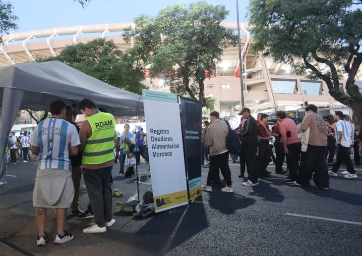 La medida busca visibilizar y sancionar a quienes incumplen con la cuota alimentaria, en un evento que reunirá a miles de hinchas y que servirá como prueba piloto para futuros espectáculos masivos.