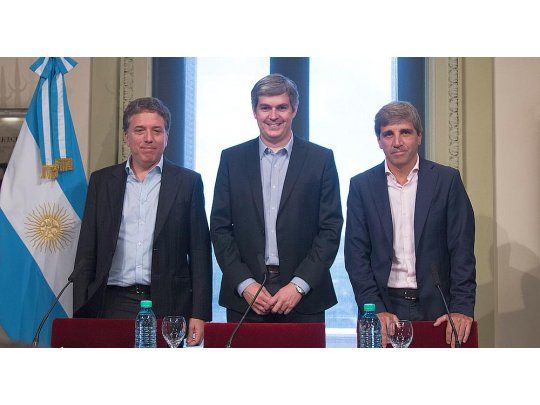 El jefe de Gabinete, Marcos Peña, presentó en conferencia de prensa al ministro de Hacienda, Nicolás Dujovne, y al titular de Finanzas, Luis Caputo.