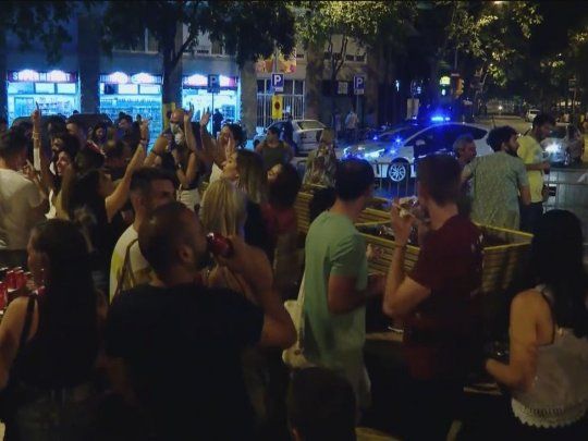 Alerta a las autoridades de Cataluña el elevado ritmo de contagio entre los jóvenes, los menos vacunados.