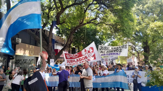 Los jubilados de Córdoba marcharon por las calles céntricas de la capital. 