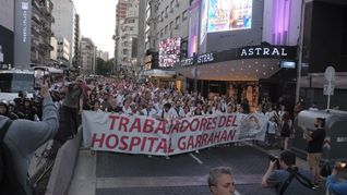 Trabajadores del hospital Garrahan marcharon por la calle Corrientes. 