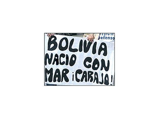 Carteles comunes durante décadas enparedes de ciudades de Bolivia sin resultados.En cambio la estrategia hoysería «gas por mar».